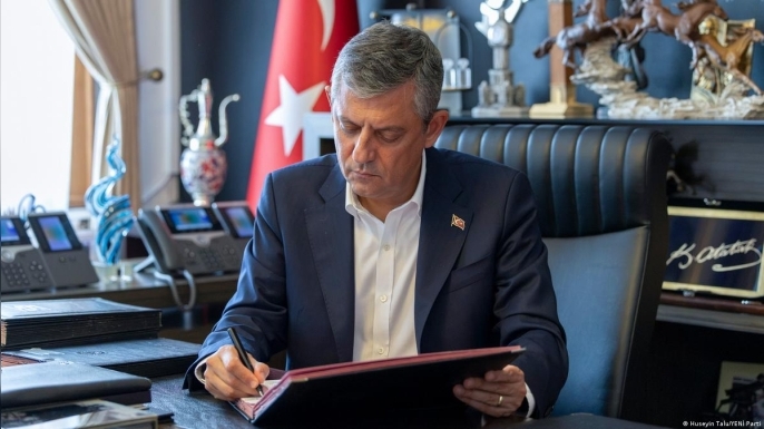 Yeni Parti Genel Başkanı Özel, Girne açıklarında alabora olan yolcu gemisiyle ilgili heyet görevlendirdi