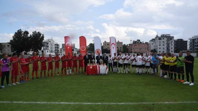 Cumhuriyet Meclisi ile TBMM futbol takımları, Kıbrıs Türklerine uygulanan izolasyon ve ambargolara karşı dostluk maçı yaptı