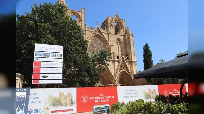 Lala Mustafa Paşa Camii ve Medresesi’ndeki restorasyon çalışmalarıyla ilgilı bilgilendirme toplantısı düzenledi
