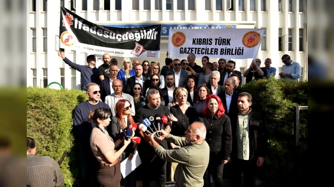 Basın örgütleri Lefkoşa Polis Müdürlüğü önünde açıklama yaptı… “Gazetecilik suç değildir”