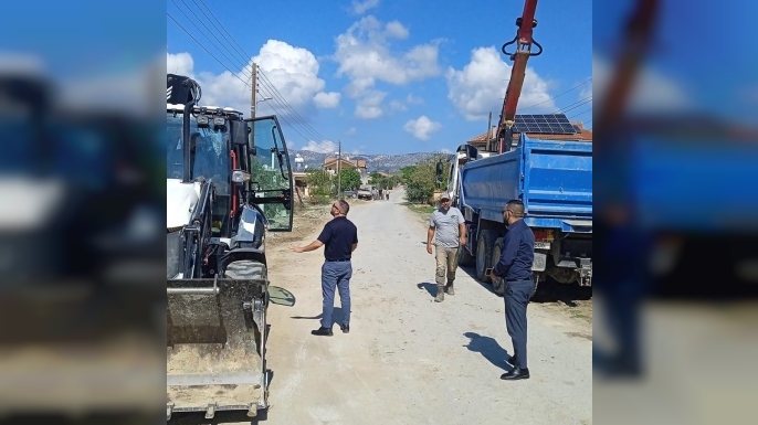 Gönendere-Tirmen anayolunda yenileme çalışmaları sürüyor