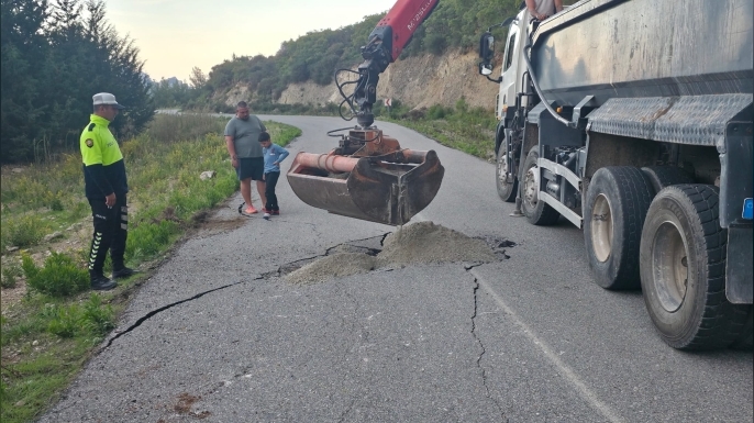 Polis sürücüleri uyardı… Kantara yolunda düşen kaya nedeniyle çökme meydana geldi