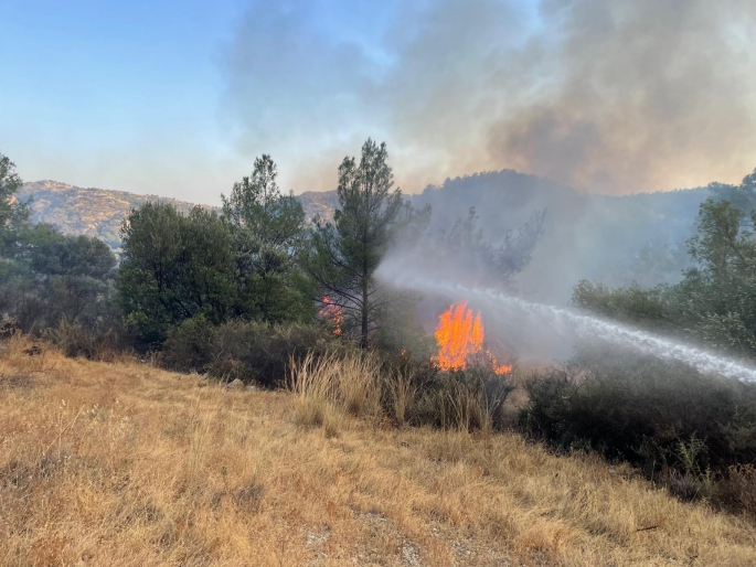 Ağıllar Köyü'nde gece yarısı yeniden alevlenen yangın kontrol altına alındı, soğutma çalışmaları yapıldı