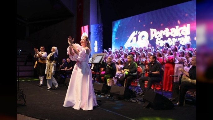 Bahar Esintileri Sanat Derneği Korosu Portakal Festivali’nde konser verdi