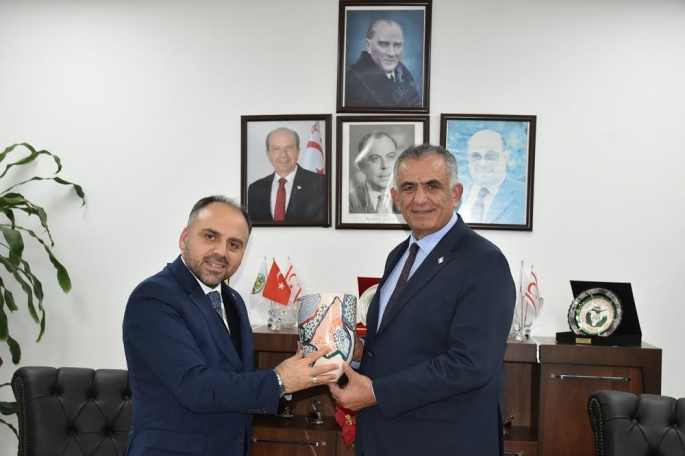 BAKAN ÇAVUŞOĞLU, TÜRKŞEKER YETKİLİLERİ İLE GÖRÜŞTÜ