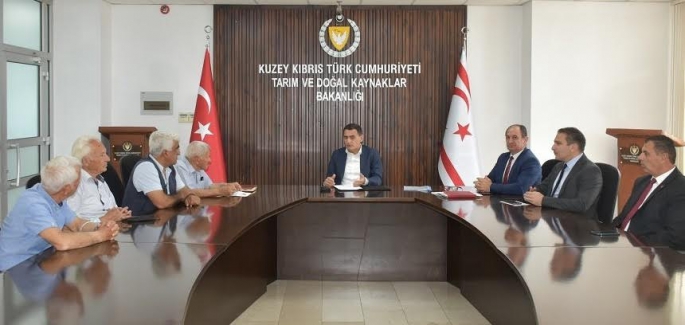 Bakan Oğuz narenciye üreticileri birliği başkanı Turgut Akçın ve heyetini kabul etti