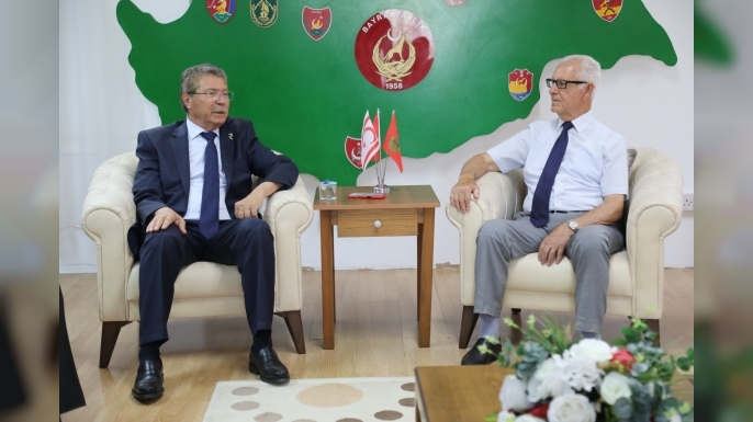 Başbakan Üstel, Kıbrıs TMT Mücahitler Derneği'ni ziyaret etti