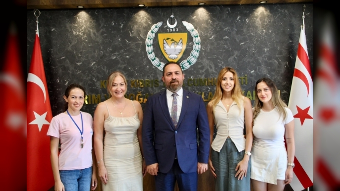 Bilgi Çemberi Eğitim Merkezi öğrencilerinden Bakan Çavuş’a anlamlı ziyaret