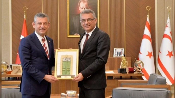 Cumhurbaşkanı Erhürman, CHP Genel Başkanı Özel ve heyetini kabul etti: Karşılıklı hediye takdimi