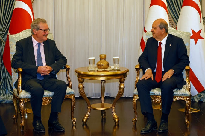 Cumhurbaşkanı Tatar, eski BM Genel Sekreteri Kıbrıs Özel Danışmanı Alexander Downer’i kabul etti