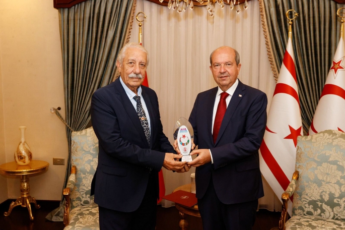 Cumhurbaşkanı Tatar, Türk Dünyası şiir ödülünü kazanan Öksüzoğlu’nu kabul etti