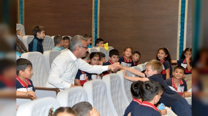 Cumhurbaşkanı Tufan Erhürman, tiyatro gösterilerini çocuklarla izledi
