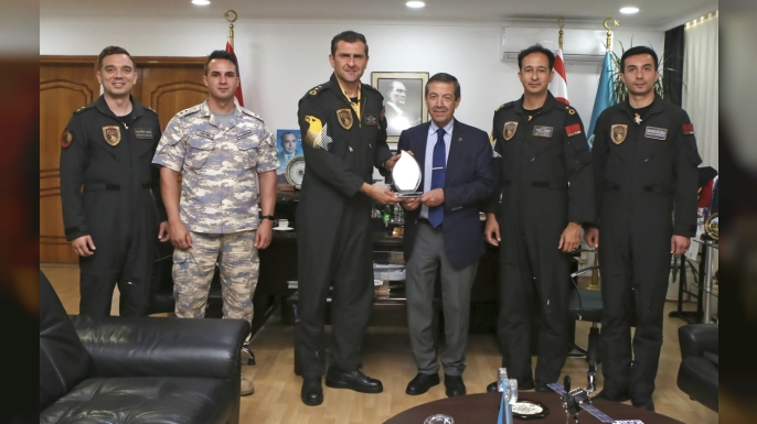 Dışişleri Bakanı Ertuğruloğlu, SOLOTÜRK pilotlarını kabul etti