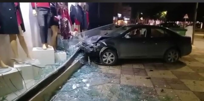 Dükkana araba İle girdi