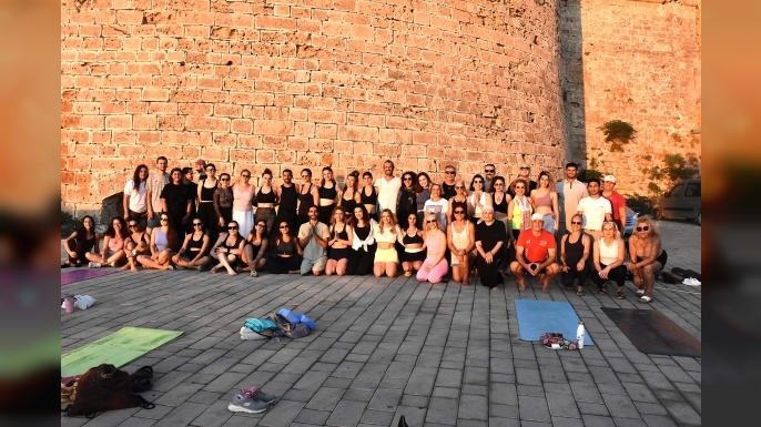 Dünya Yoga Günü Girne Antik Liman’da kutlandı