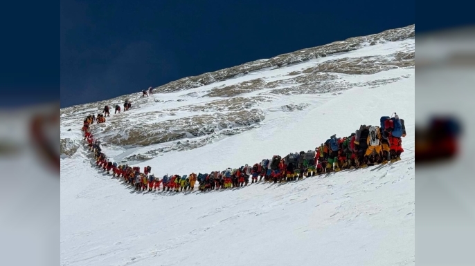 Everest Dağı'na bir günde 274 dağcı tırmanarak rekor kırdı