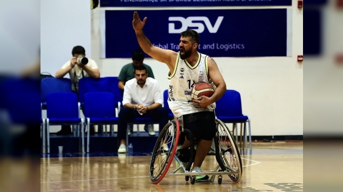 Fenerbahçeliler Derneği’nden özel sporcu sandalyesi katkısı