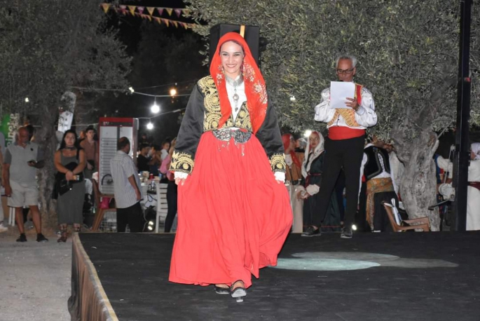FOGEM, Kıbrıs halk giysilerini defilede sundu