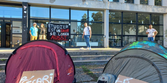 Fransa'da öğrenciler Meclisin önünde çadır kurarak kötü barınma koşullarını protesto etti