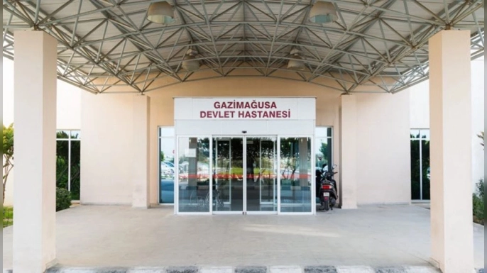 Gazimağusa Devlet Hastanesi’nde tedavi edilmediğini iddia eden alkollü şahıs kapı camını kırdı