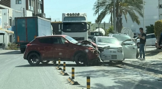 Girne’de trafik kazası: Çikolata Evi önünde yol kapanma noktasına geldi