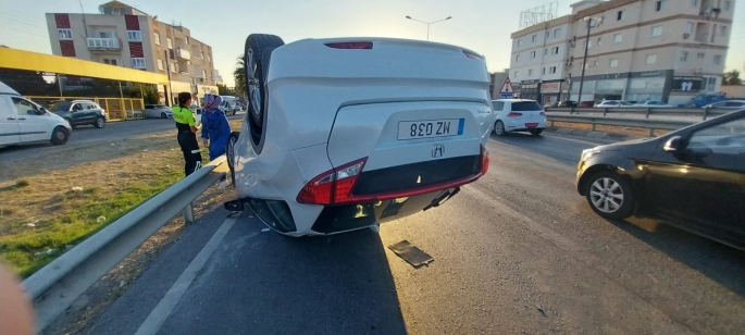 Hamitköy çemberindeki kazada başka bir aracın çarptığı araç devrildi