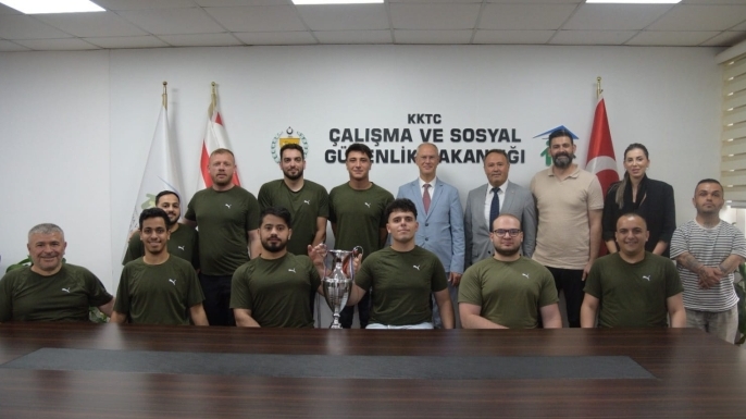 Hasipoğlu, Vakıflar Tekerlekli Sandalye Basketbol Takımı'nı kabul etti