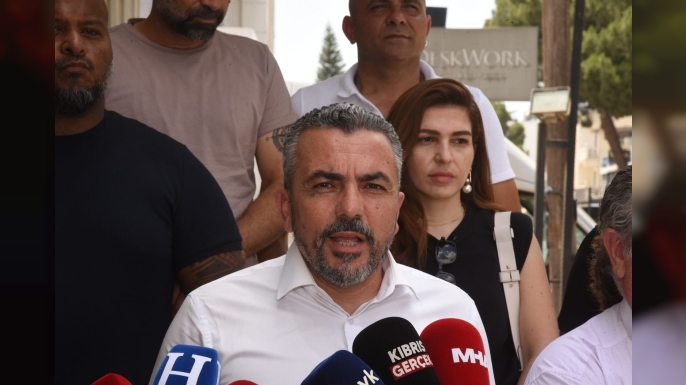 HÜR-İŞ Çalışma ve Sosyal Güvenlik Bakanlığı önünde basın açıklaması yaparak asgari ücret masasının kurulmasını talep etti
