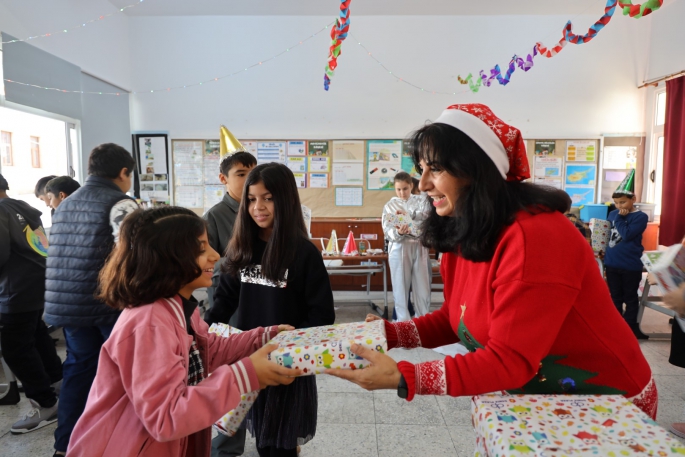 İskele Belediyesi, çocuklara yeni yıl hediyesi dağıttı