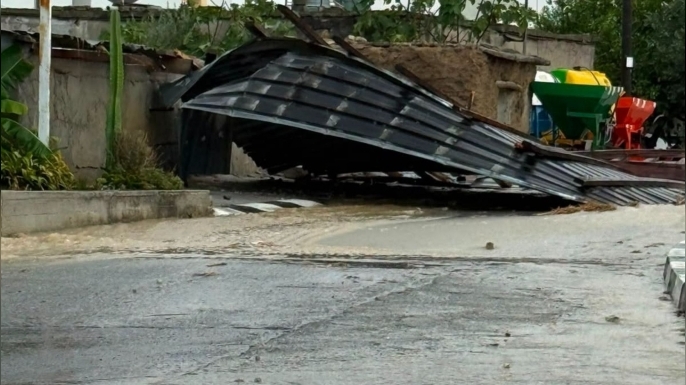 İskele’de fırtına etkili oldu: Elektrik direkleri devrildi, yangın çıktı