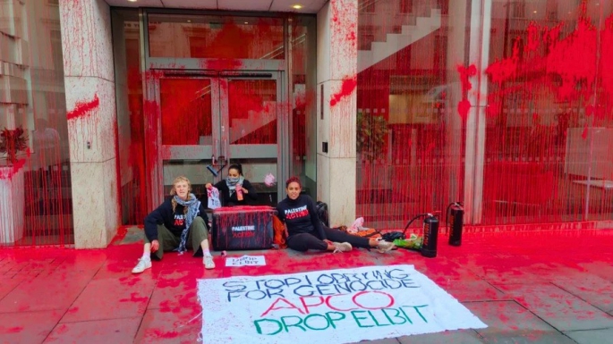 İsrailli silah şirketi için lobi yapan firmanın Londra'daki ofisi kırmızı boyayla protesto edildi