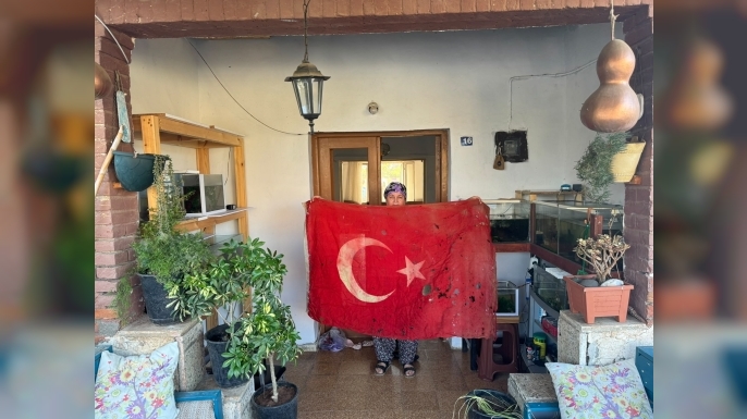 Kıbrıs Barış Harekatı'nda Mehmetçiğin kullandığı Türk bayrağını sandığında 36 yıldır saklıyor