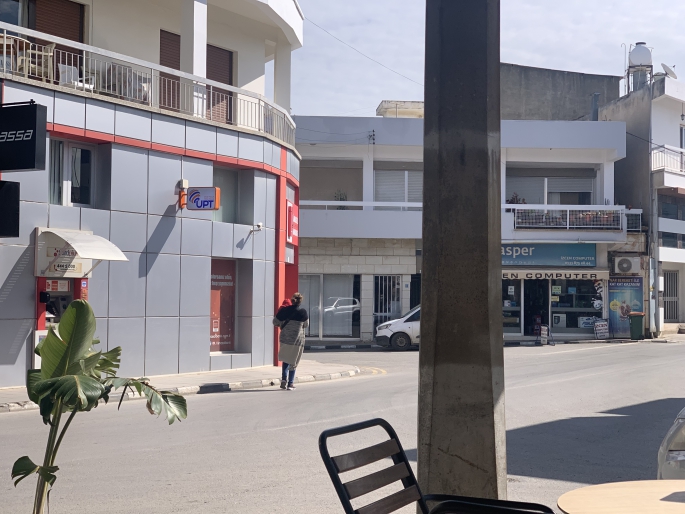 Kucağındaki çocuk İle çorap satarak geçim sağlıyor