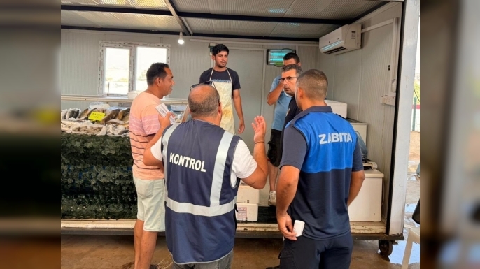 Lefkoşa Merkez Pazarı’nda balık satıcılarına denetim...7 kilo hamisiye el konuldu