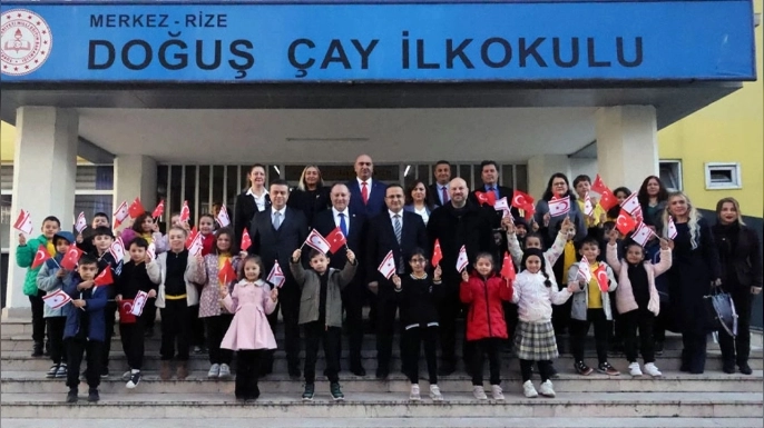 Meclis Başkanı Öztürkler, Rize’de Doğuş Çay İlkokulu’nu ziyaret etti