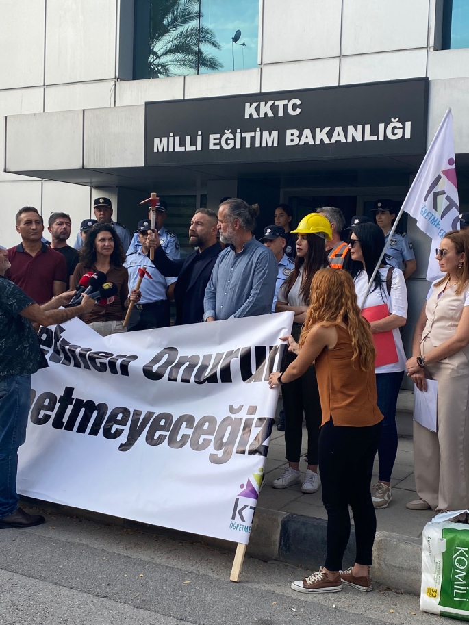 Öğretmenler, Milli Eğitim Bakanlığı önünde eylem yaptı