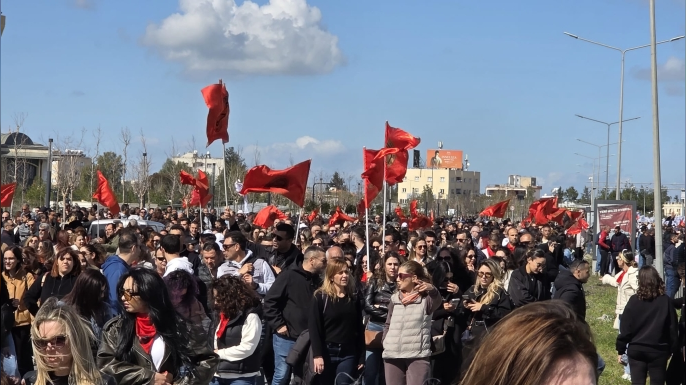 Sendikalar grevde, Meclis önünde yoğun gerginlik