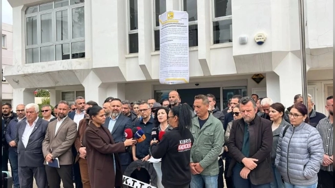 Sendikalardan KTTO Önünde Siyah Çelenkli Protesto:
