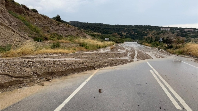Sürücülere uyarı: Mersinlik - Kaplıca arası yola çamur ve taş aktı