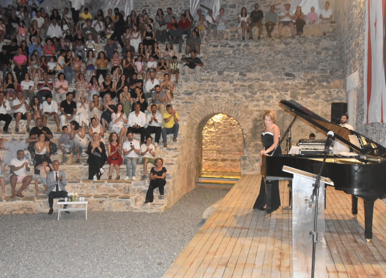 KKTC'li piyanist Rüya Taner Anemurium Antik Kenti'nde konser verdi