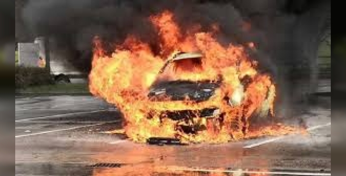 Ziyamet-boltaşlı kavşağında seyir halindeki araç alev aldı